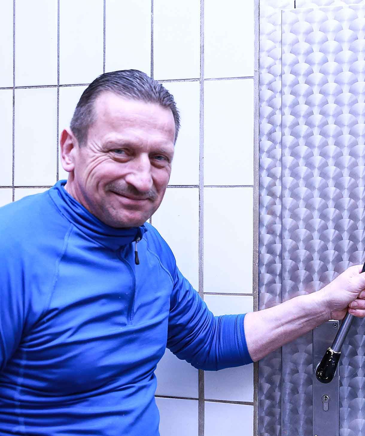 Metzgermeister blickt positiv in die Kamera