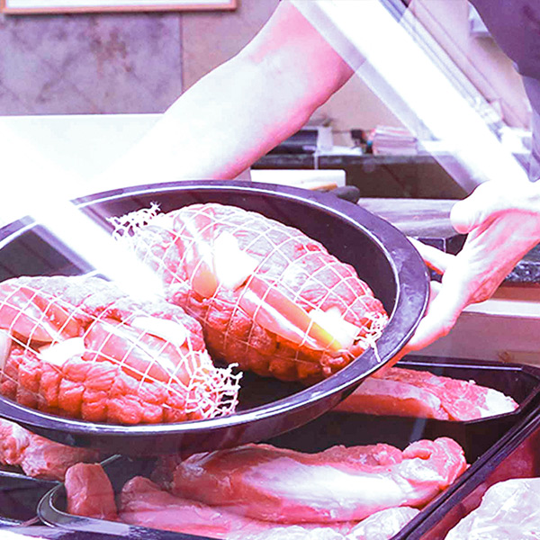 Fleischtheke mit Fleischwaren