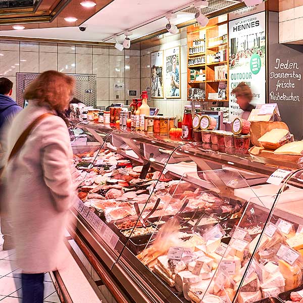 Bedientheke mit Kunden und Bedienung