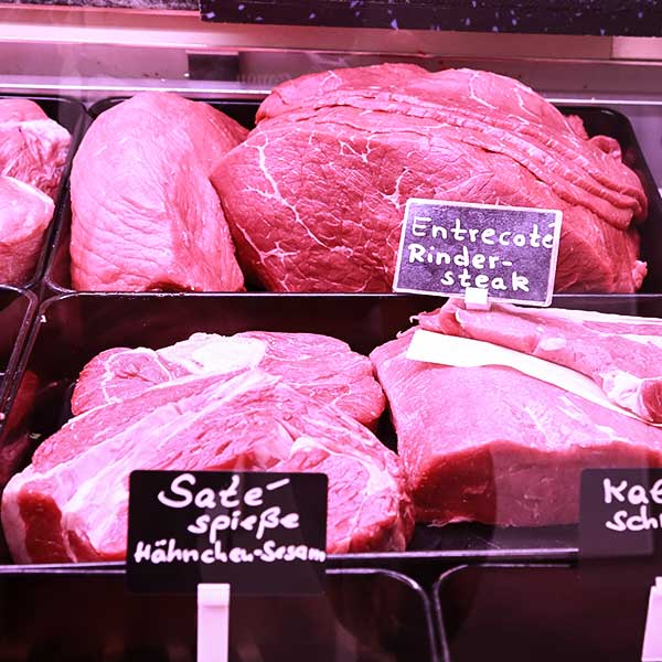 Fleischtheke mit verschieden Fleischwaren
