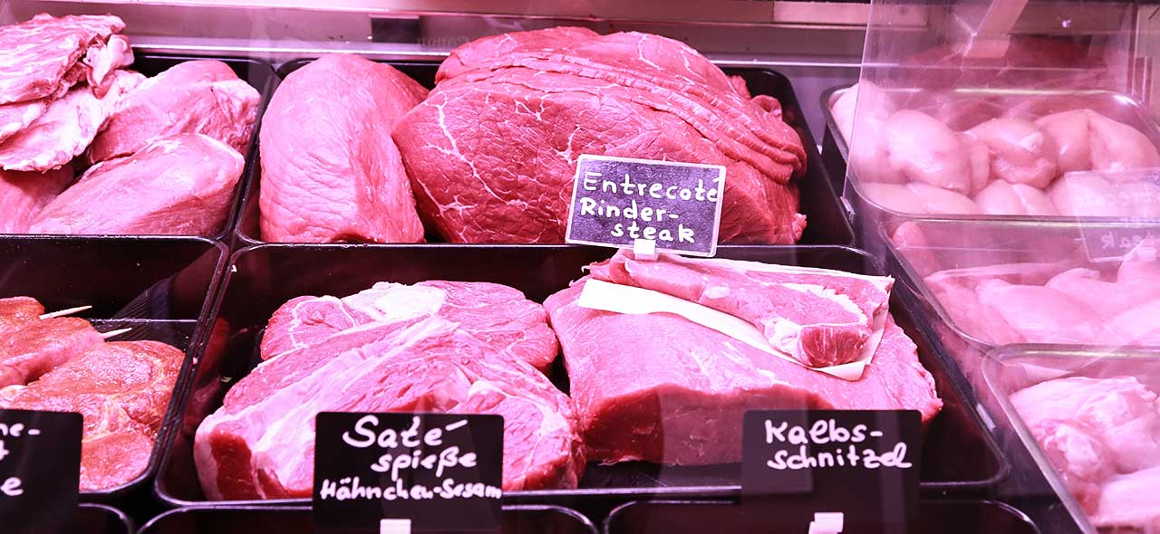 Auswahl an Fleischprodukten in der Fleischtheke