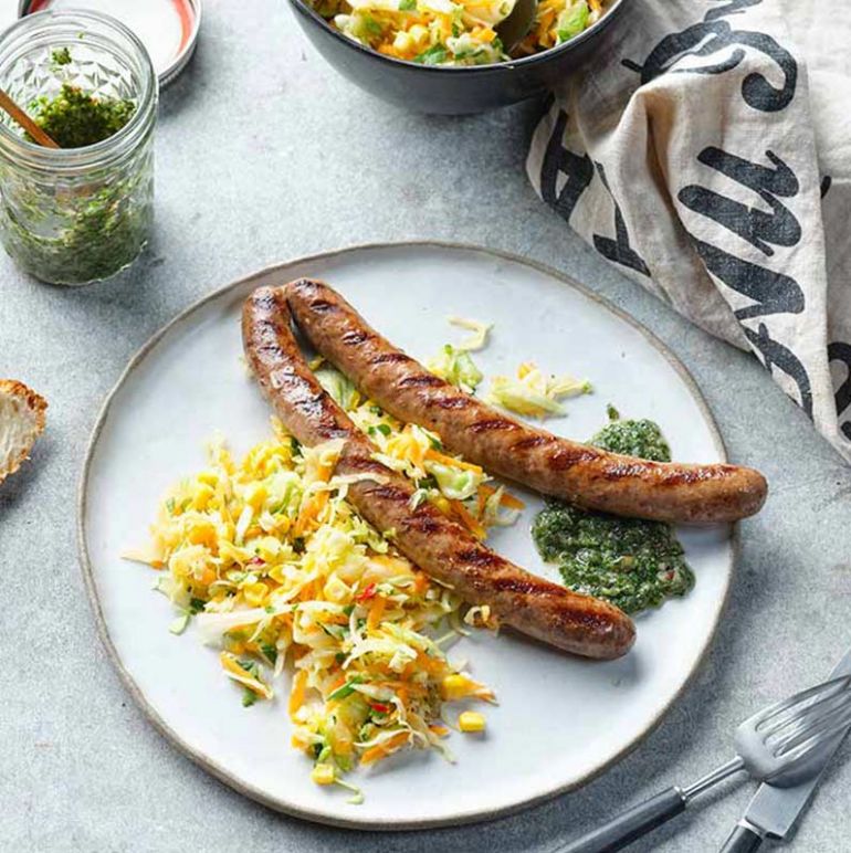 Ein ansprechender Teller mit zwei Bartwürsten, die zum Genießen einladen.