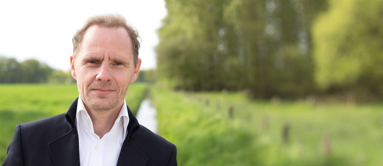 Geschäftsführer Thomas Thönes blickt positiv in die Kamera