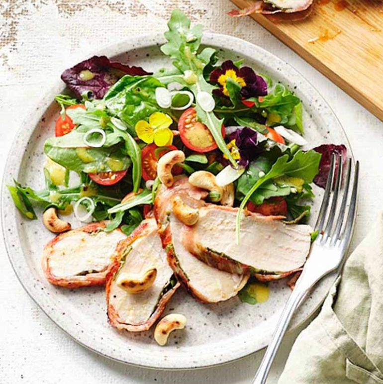 Ein frischer Salat mit zarten Hühnerbruststücken, buntem Gemüse und einem leichten Dressing.